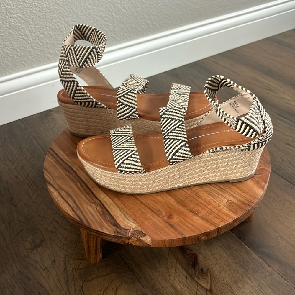 Report Wedge Heel - Black/Cream Woven - Size 9. LIKE NEW